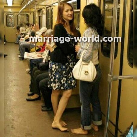 metroda çıplak ayaklı bayanlar