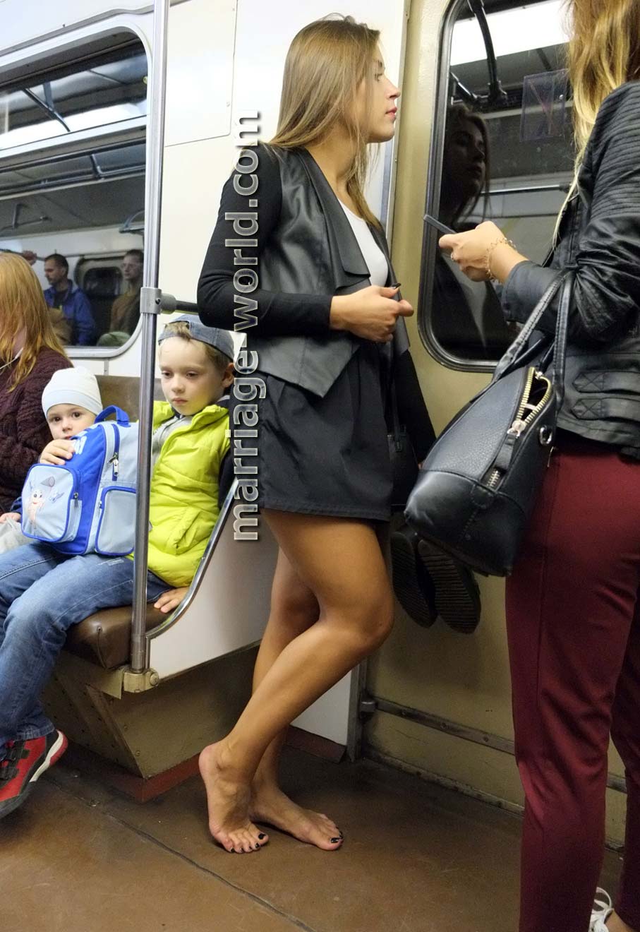 moskova metrosunda çıplak ayaklı rus kızı